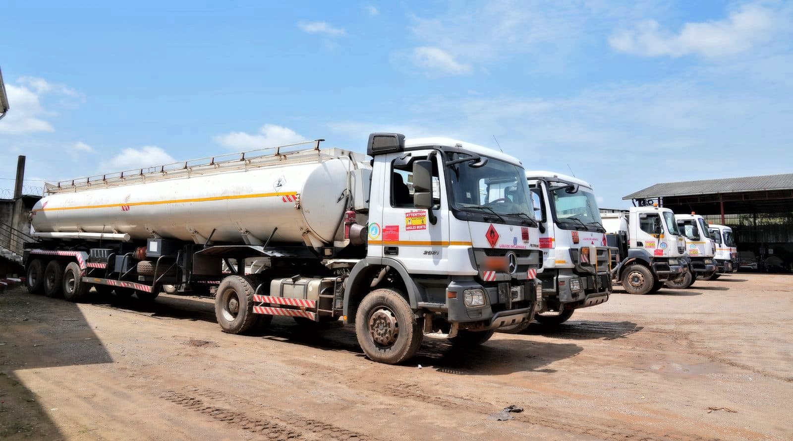 Camions-citernes en enfilade sur la base