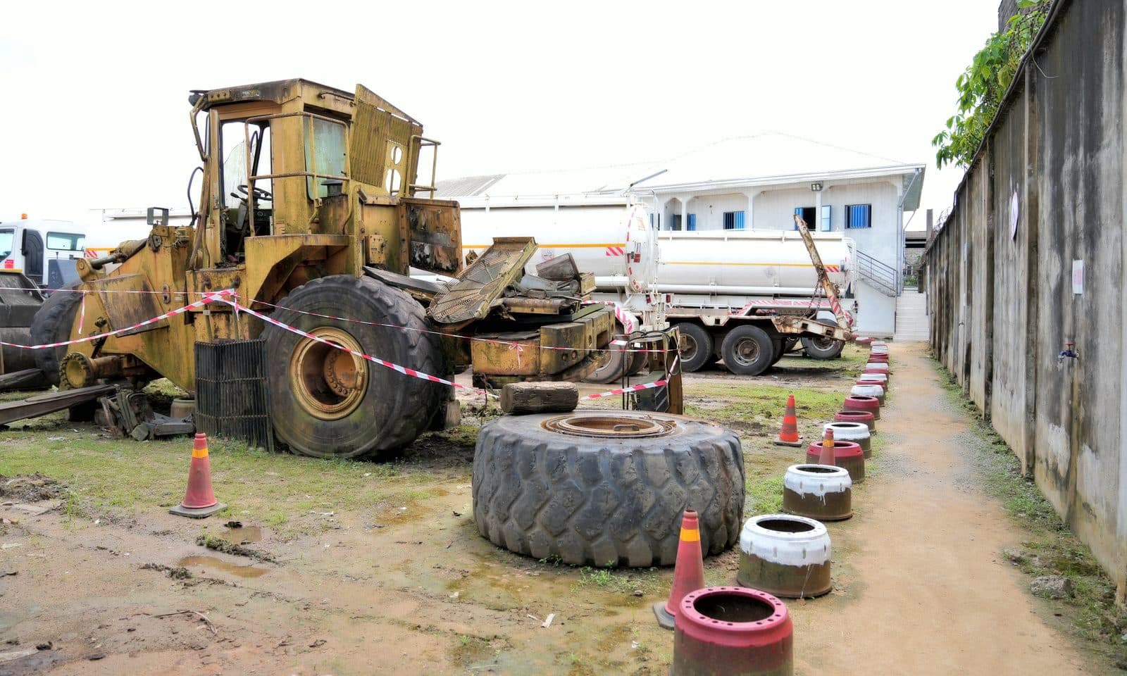 Engin réformé et pneus usagés, zone balisée de la base