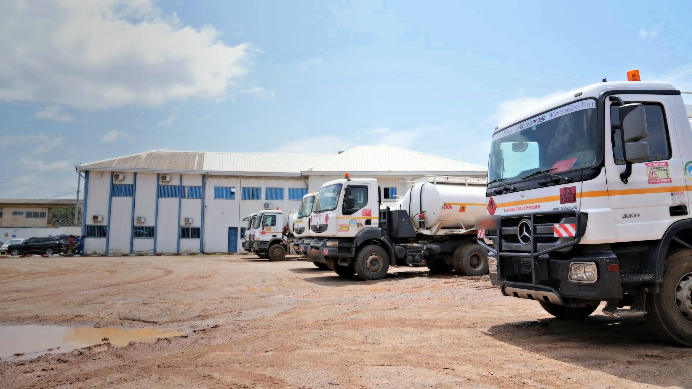 Camions-citernes de STHYC SARL stationnés sur la base de Douala