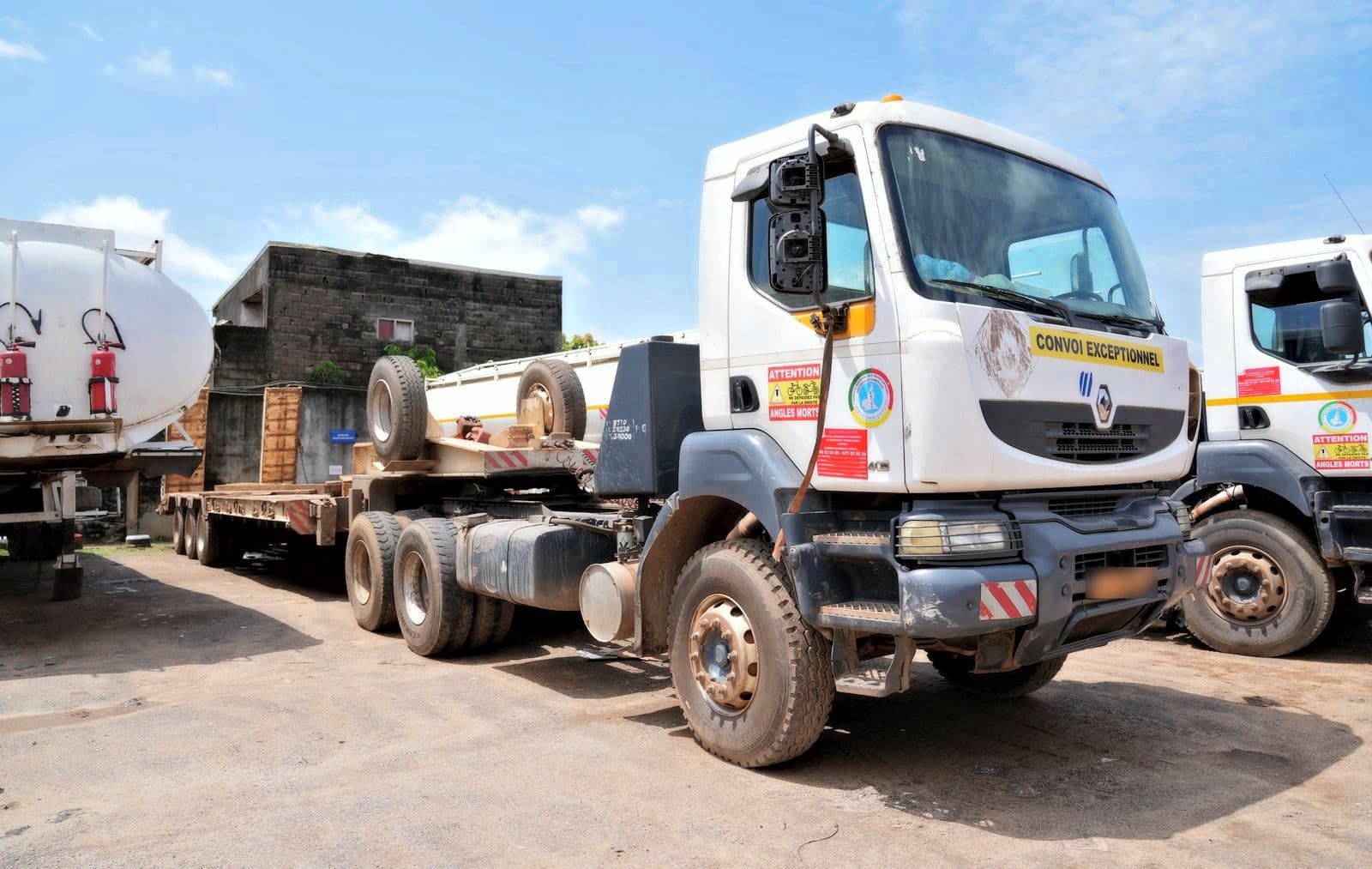 Tracteur et remorque porte-char de STHYC SARL
