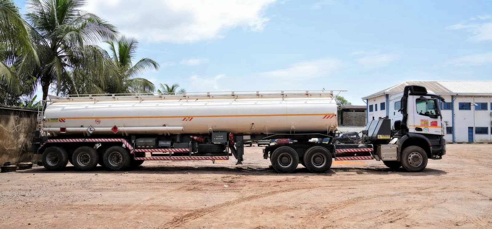 Tracteur et semi-remorque citerne de STHYC SARL